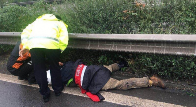 摩托车违法闯高速 一人发生侧翻不幸身亡