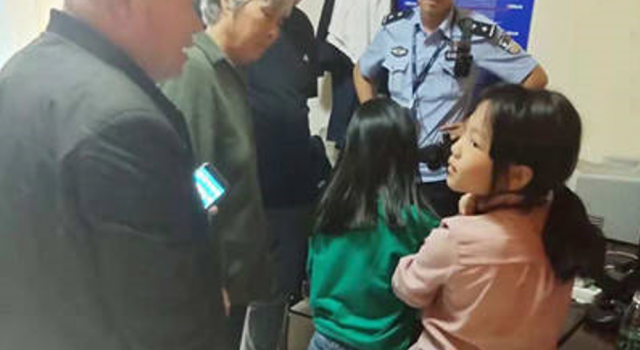 蹭高铁被送派出所 两10岁女童被警察送到派出所写作业