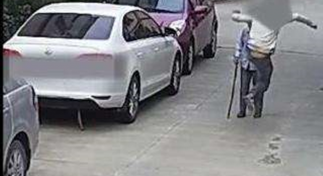 殴打老人男子被捕 还连续用脚踹老人,网友震怒