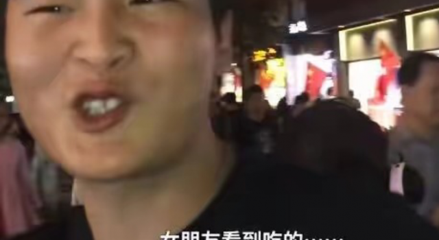 男子绳牵女友逛街 情侣虐狗到达新高度
