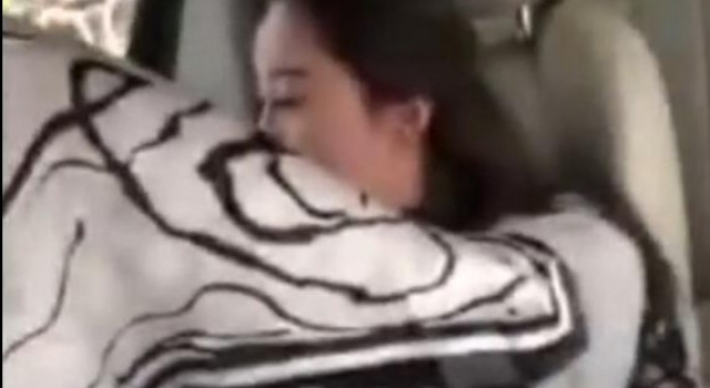 女子乘网约车脱鞋翘脚,滴滴司机却被永久封号, 这是怎么回事?