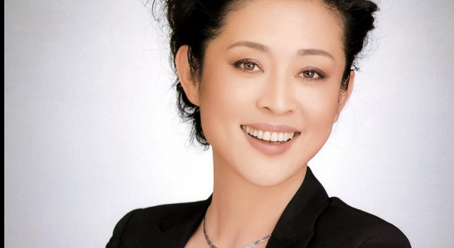 倪萍身体怎么了?为何走路需人扶,甚至还坐上了轮椅?