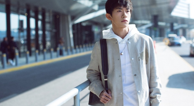 易烊千玺日系街拍LOOK 沉静内敛的秋日街拍少年