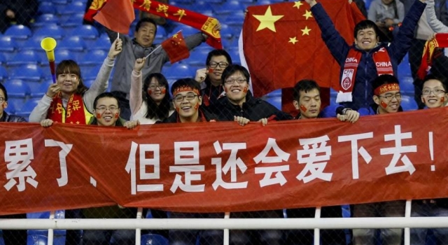 中国球迷清理垃圾什么情况?这并不是第一次!