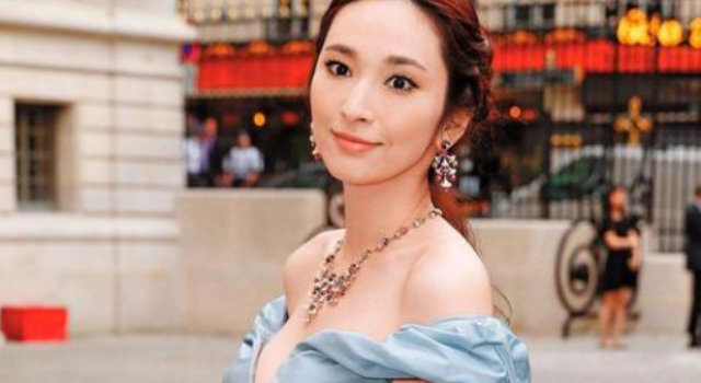 吴佩慈女儿背名包 星二代的奢华生活令人咂舌