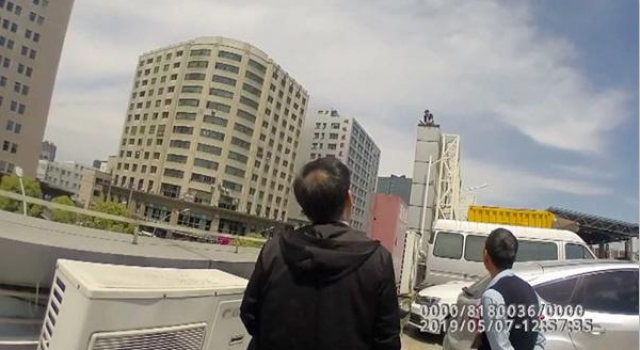 生气!男子被辞携妻跳楼 有没有点为人父 为人夫的责任