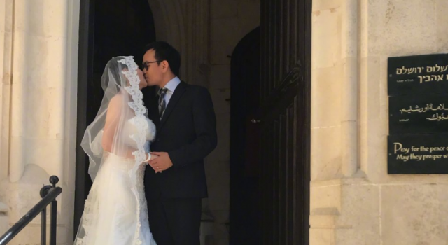 袁立婚纱照曝出 与小11岁的三婚老公忘情拥吻