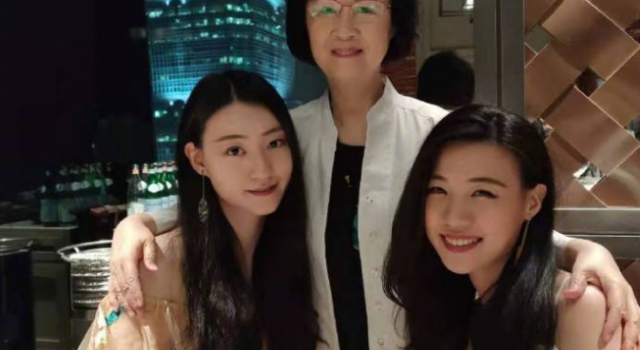 81岁琼瑶近照曝光 与家人聚餐似乎走出丧夫之痛