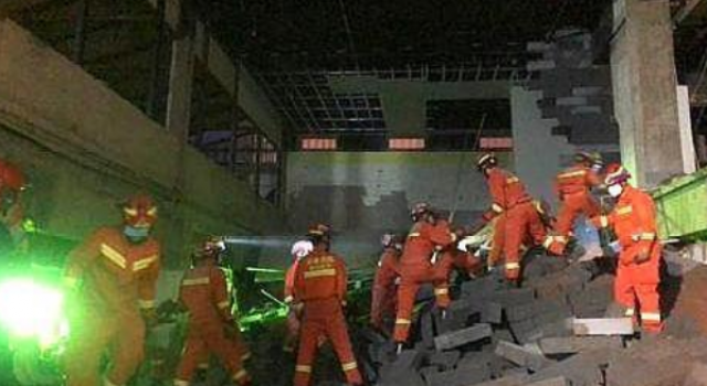 云南商场楼层坍塌 3名上着被送医救治 最新情况了解