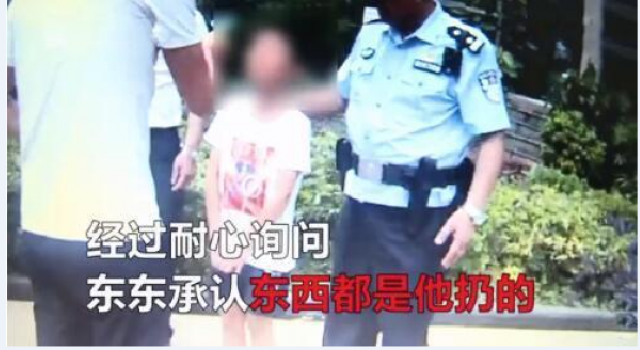 熊孩子高空抛剪刀 皮上天了?有没有伤到人?