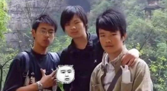李现花衬衫拍照帅出新高度 现身好友婚礼 时尚文艺范