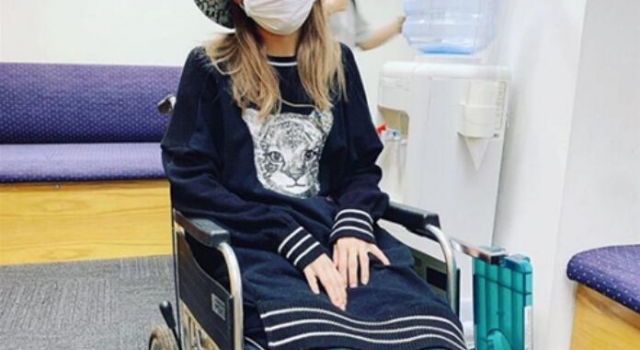 容祖儿膝盖严重水肿 病情严重到要坐轮椅 女神太拼了