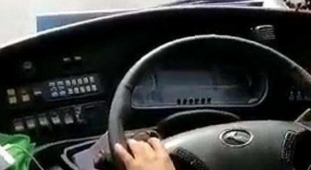 开车路上听歌也要扣2分 这些交规知识 你知道吗