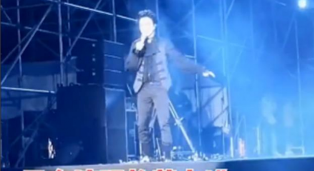 薛之谦演出时掉下舞台 第一时间回到舞台继续演出
