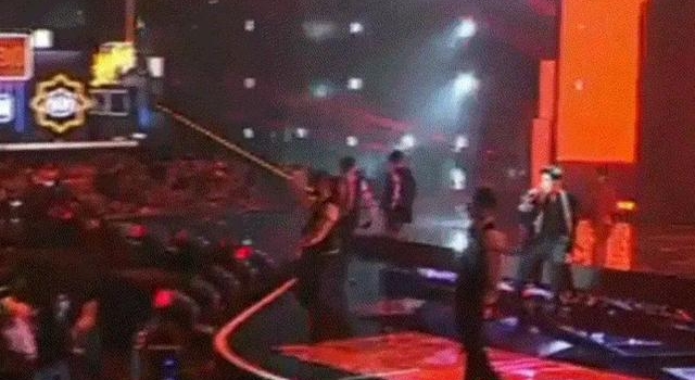 舞台事故不断!阿云嘎踩空王源伴奏消失,张艺兴吊威亚被晃好吓人