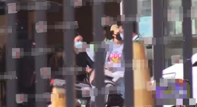 江一燕疑似隐婚生子,携婴儿车低调现身机场,孩子身份引争议