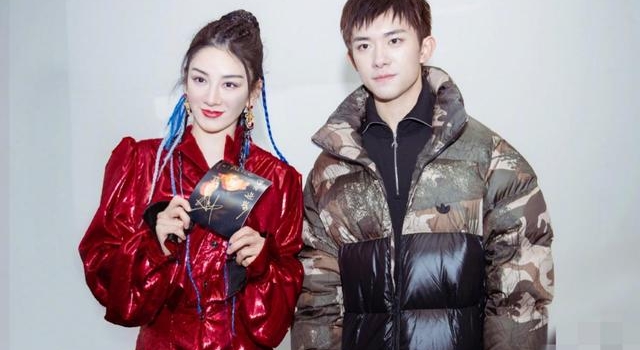 黄奕第一次帮女儿追星,还与易烊千玺合照,网友:好羡慕她女儿