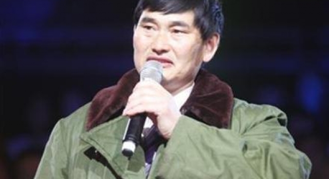 大衣哥是喜是忧?女儿疑定亲被丑照气到欲自杀,儿媳直播带货发飙