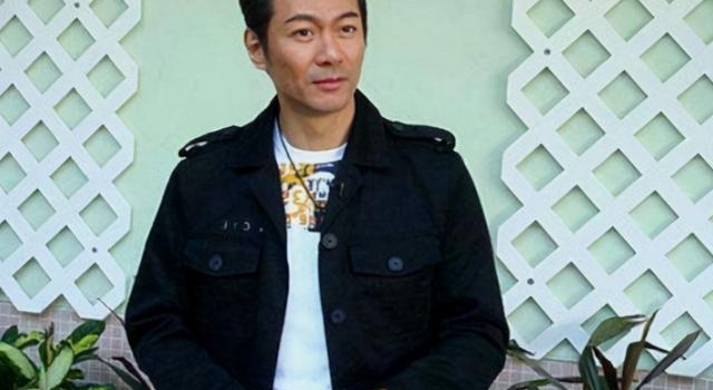 曾红极一时,今沦落打工为生的明星,她曾被称为“歌坛天后”
