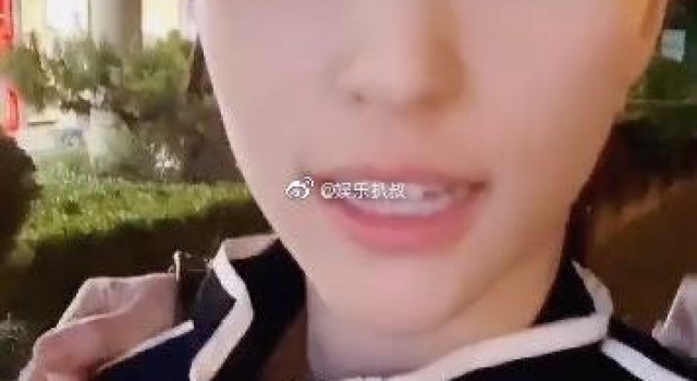 何超莲排队打卡螺蛳粉,半夜还要再加餐,赌王千金太接地气