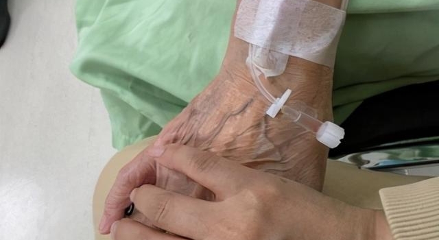 蓝心湄“妈咪不怕”牵母医院检查 经纪人心疼曝:蓝妈要拿掉胆