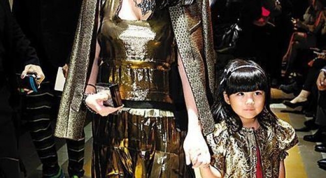 由李湘一个月日常花销60万和郭晶晶扎五毛钱的发圈所想到的