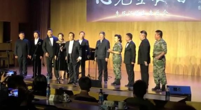 81岁李双江罕见登台演唱!挺啤酒肚精神气十足,因儿子背骂名