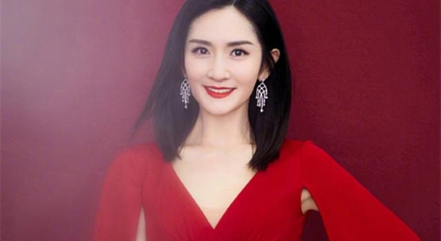 与董卿同台惨被碾压,主持风格奇葩招人厌,谢娜为何会遭全网黑?