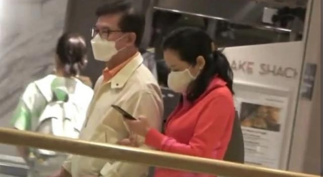 霍启刚母亲朱玲玲被偶遇,挽现任老公逛街,对方啤酒肚明显差距大