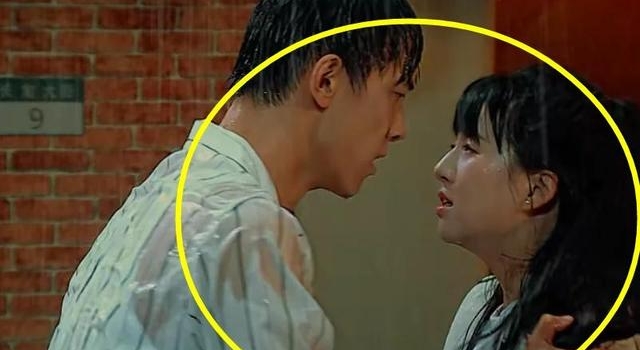 马年春晚小彩旗为何能连转四个小时不头晕,姨妈杨丽萍说出实情
