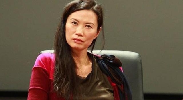 邓文迪难得素颜出镜,一身“红配绿”打扮不精致,看上去老了不少