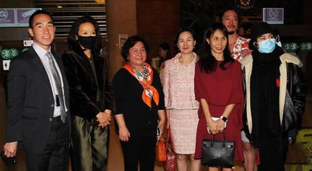 真名媛不怕低调!何超凤踩布鞋亮相,同框73岁汪明荃穿貂太贵气