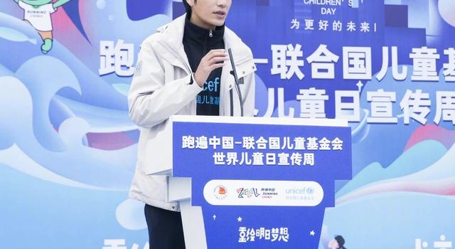 44岁陈坤一下子嫩回18岁儿子年纪!穿运动装,双腿细到不敢信