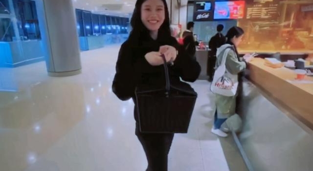 奚梦瑶怎么胖成这样?与何猷君身形比差别明显,豪门娇妻太壮硕