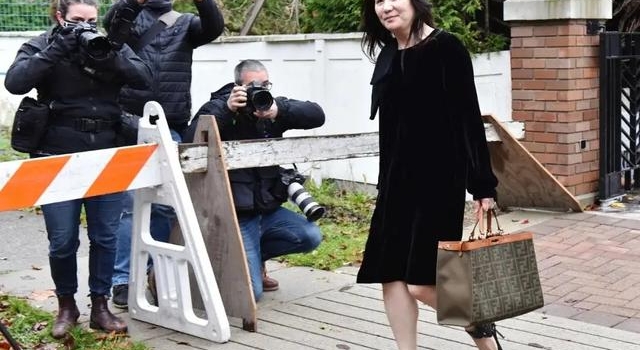 孟晚舟再次出庭,穿娃娃裙领口搭蝴蝶结,换新发型温柔又富态