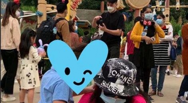张柏芝小儿子开始高调!几次露面比俩哥哥美,长大后混血脸更可爱
