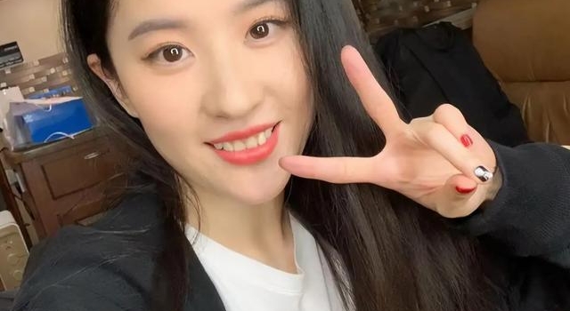 刘亦菲开美颜晒自拍,意外变网红同款“尖下巴”,颜值瞬间拉低