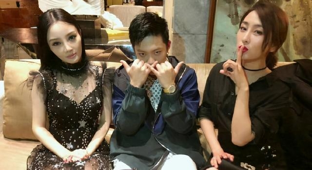 李小璐连发三首新歌誓要复出,贾乃亮宣传正能量,疑隔空鼓励
