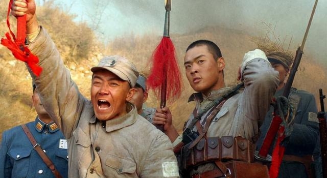 亮剑3惊现咖啡,首长上战场叼着雪茄,剧组发声:它是普通消费品
