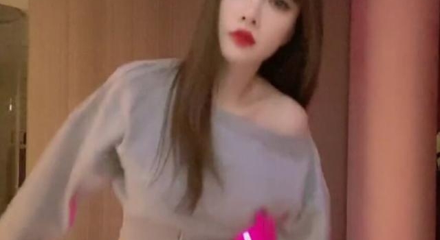 李小璐晒跳舞视频引热议,身材消瘦撑不起露脐装,过山车不见了