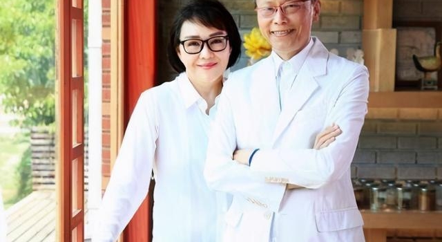 导演张毅遗体火化,曾出轨女一号与前妻离婚,被封杀负债七千万