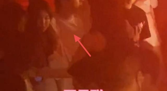 王思聪夜店寻嗨,前任甜仇疑现身热舞,另一美女在旁淡定喝儿童奶
