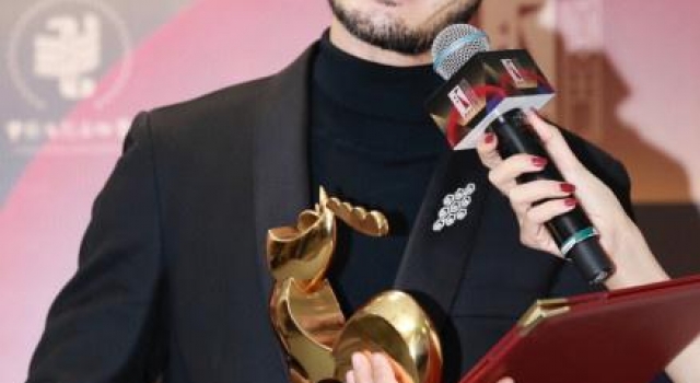 创造历史!黄晓明再夺最佳男主角 成金鸡奖第一人