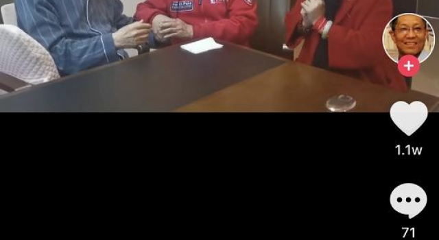 李双江夫妇探望原石油部长!梦鸽在医院高歌,网友:管好你儿子