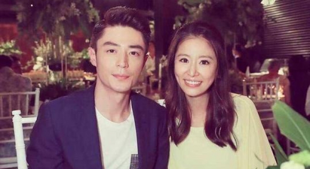 林心如戴巨大婚戒与霍建华同框秀恩爱,二人表情曝露婚姻现状