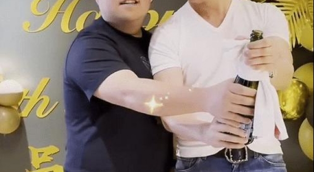 64岁吕良伟身材很好,为19岁儿子庆生,两人同框像同龄人?