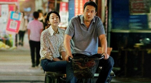 《装台》中蔡素芬有些慌张,随着杨波的出现,她的秘密恐被揭穿
