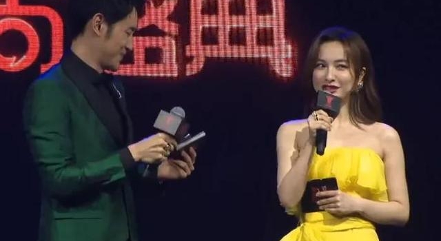 时尚盛典上演女星宫心计:倪妮踩恨天高压刘诗诗,乔欣露腿挡李沁