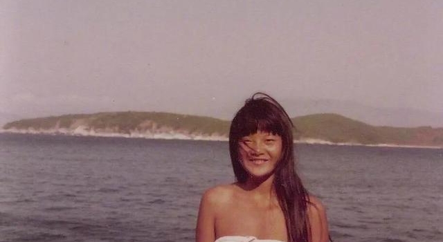 ?陈凯歌59岁前妻曝旧照,超模气质长裙露肩,如今确身材大走样