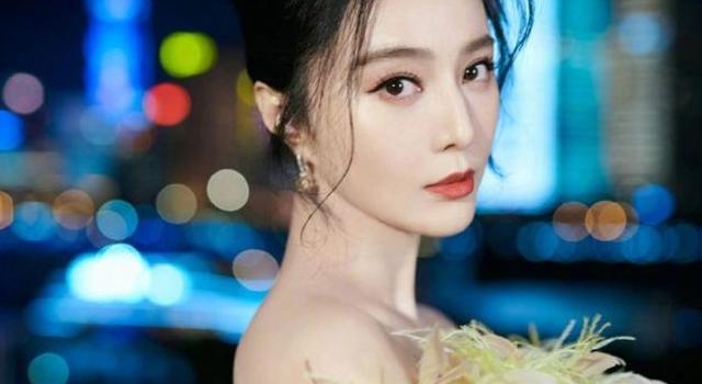 范冰冰一身轻奢风走机场!5位数包包配皮衣很抢眼,连围巾都上万